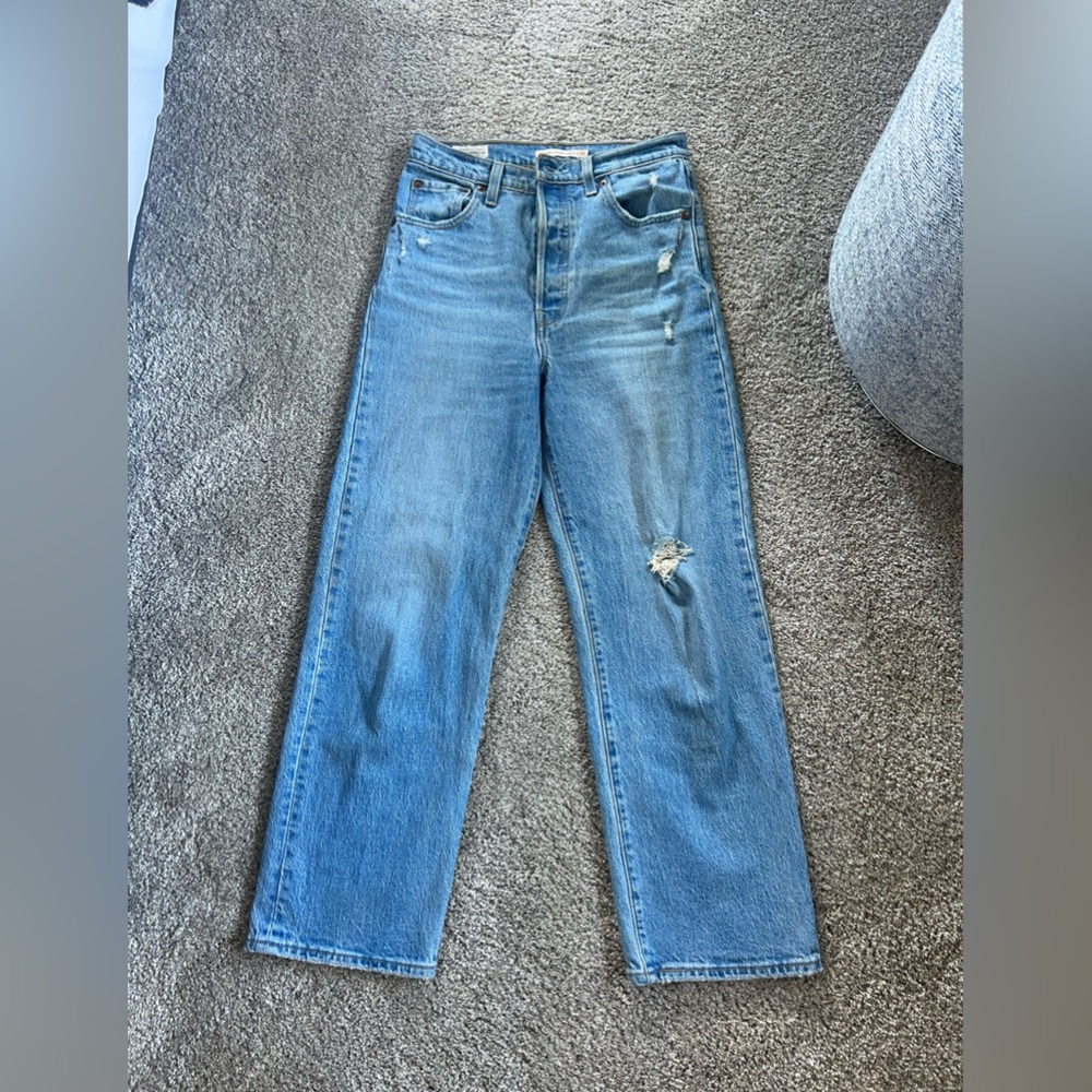 Super cute medium wash Levi’s jeans, worn twice. No flaws